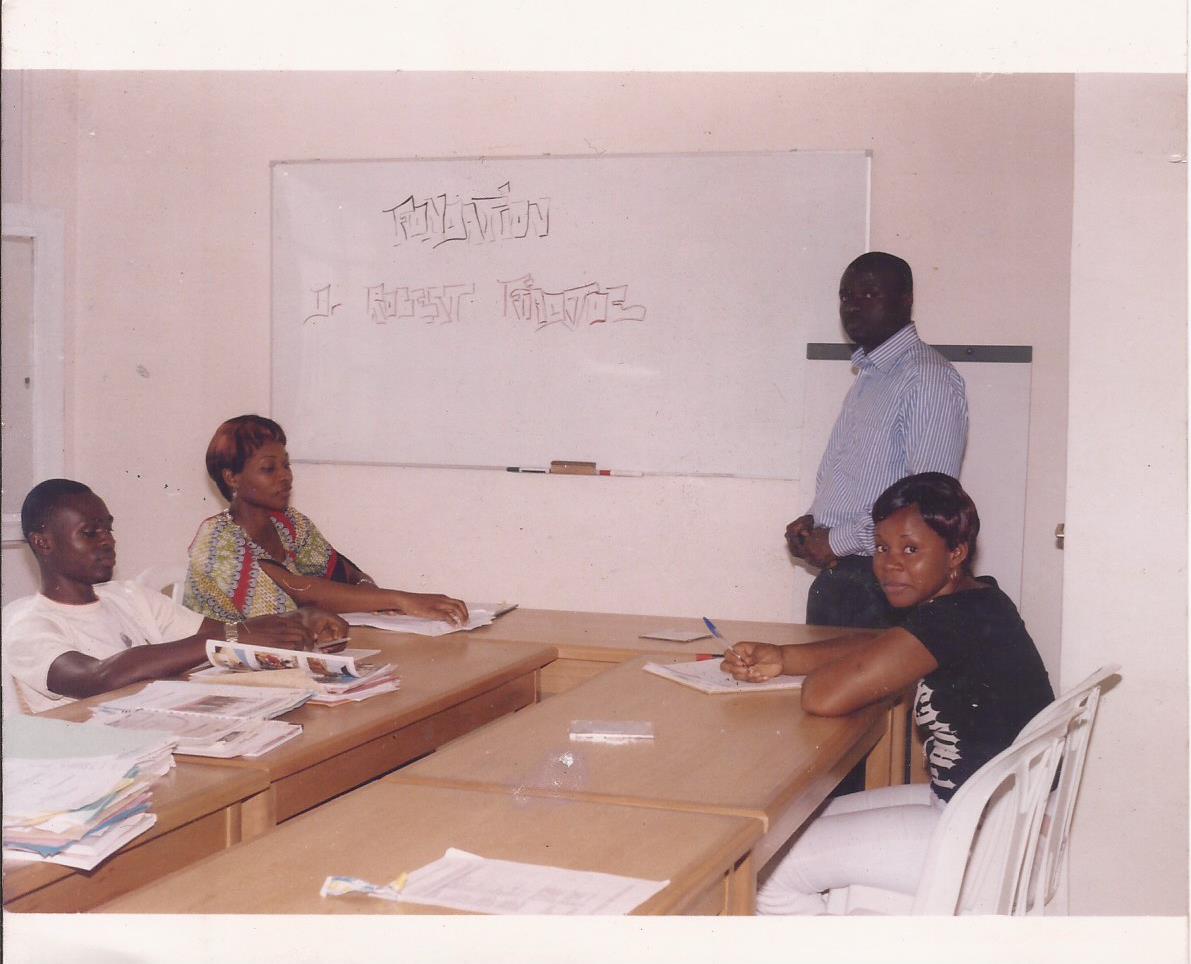 Séance de travail avec bénévoles de la Fondation Dr ROBERT FIADJOE à son siège